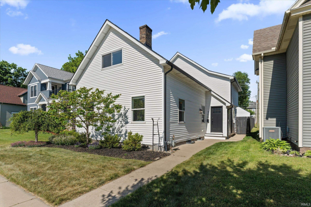 706 N Hill Street South Bend IN 46617 (House For Sale) | MLS 202621467