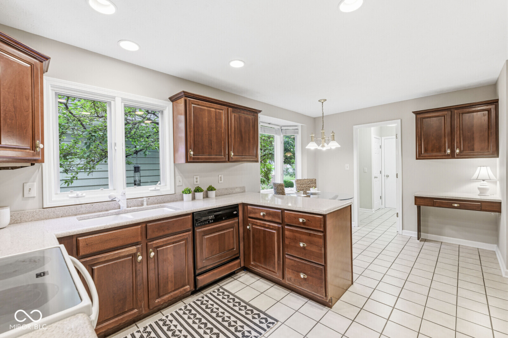 7869 Clearwater Parkway Indianapolis IN 46240 (House For Sale