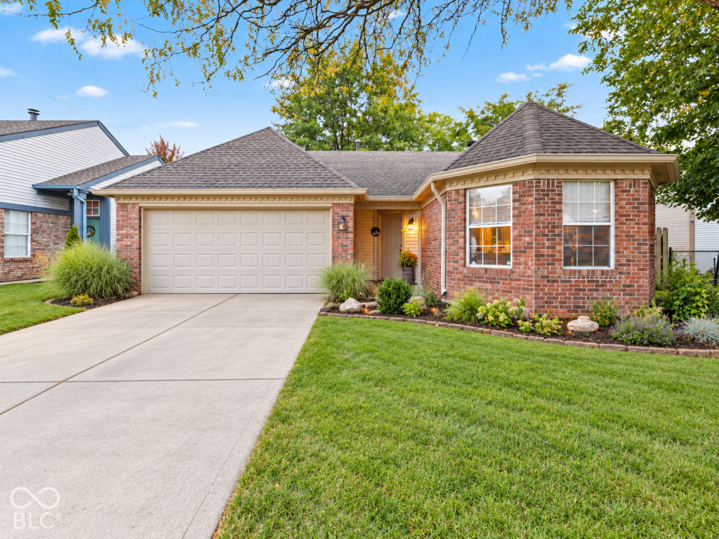218 Lake Point Lane S Greenwood IN 46142 (House For Sale) | MLS 22131294