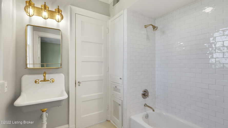 Listing Image 82