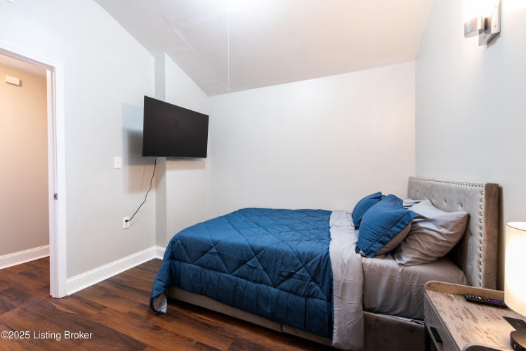 Listing Image 12