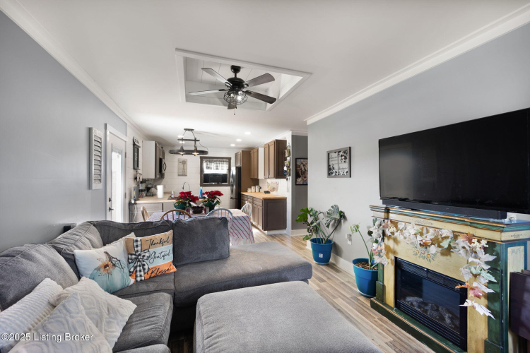 Listing Image 12