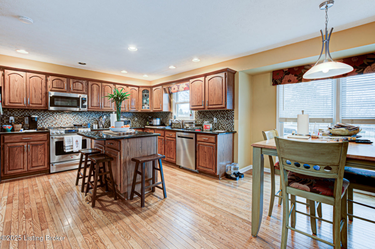 Listing Image 4