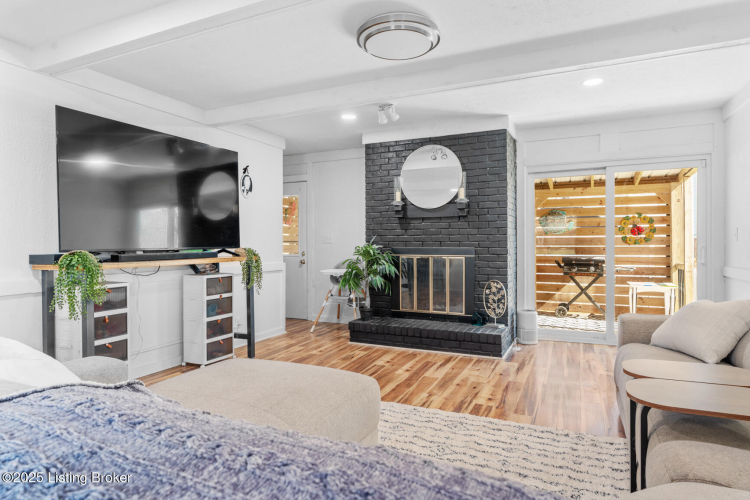 Listing Image 12