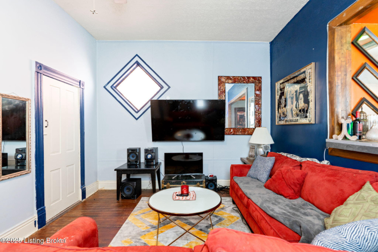 Listing Image 6