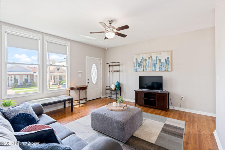 Listing Image 4