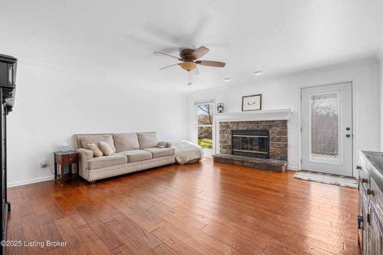 Listing Image 17