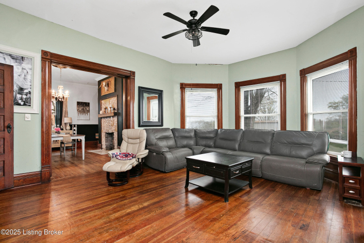 Listing Image 10