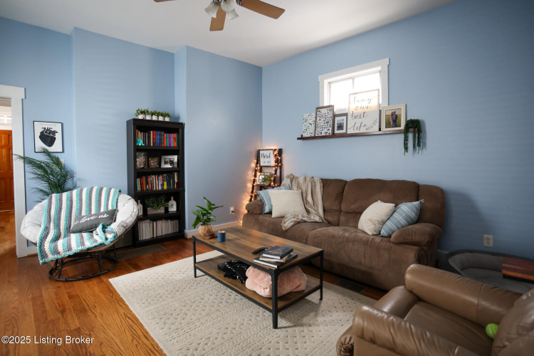 Listing Image 4