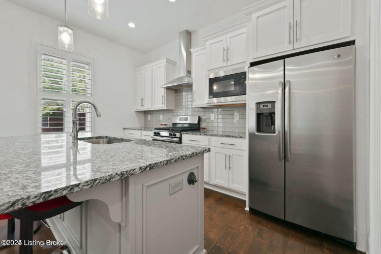 Listing Image 10