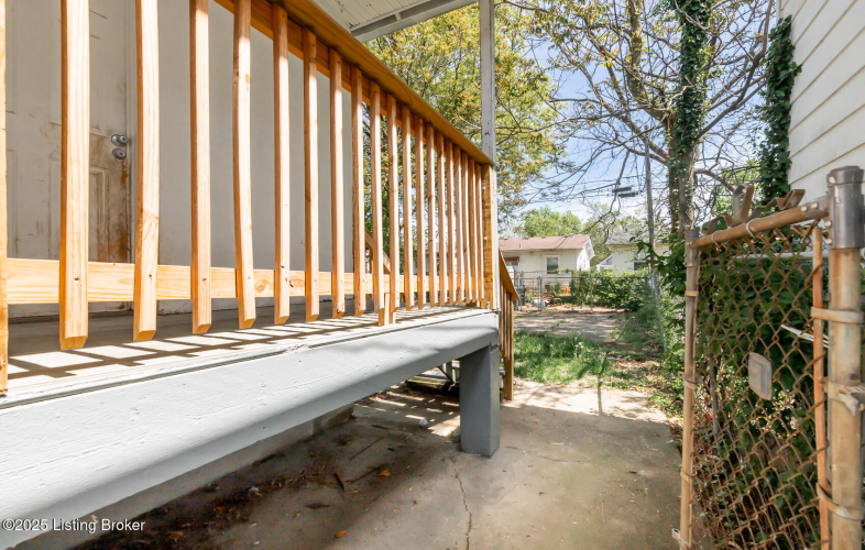 Listing Image 4