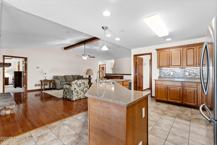 Listing Image 19