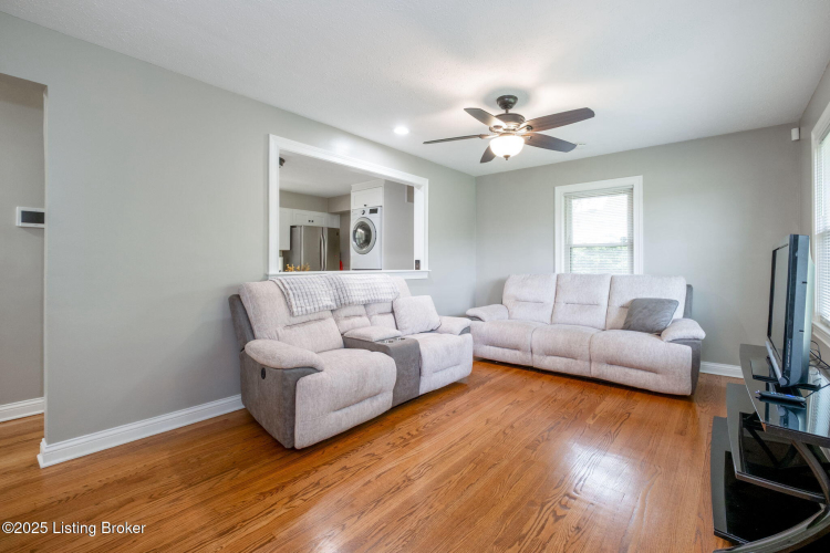 Listing Image 4