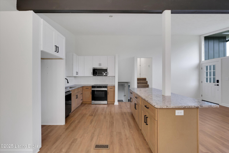 Listing Image 11