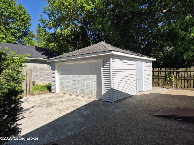 Listing Image 12