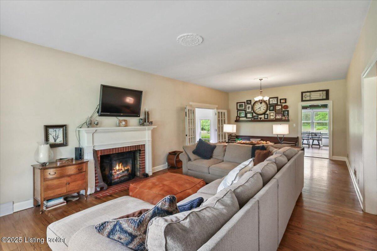 Listing Image 11