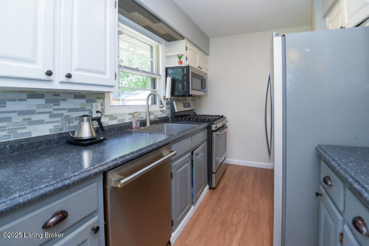 Listing Image 6