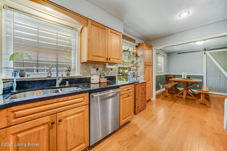 Listing Image 16