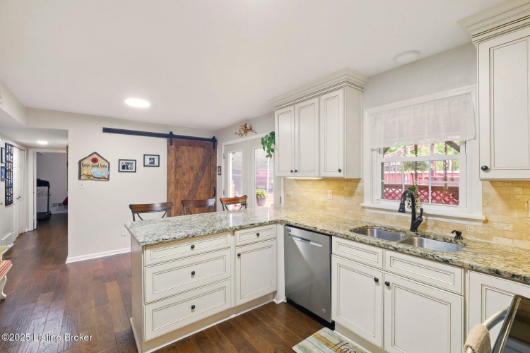 Listing Image 11