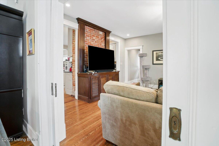 Listing Image 10