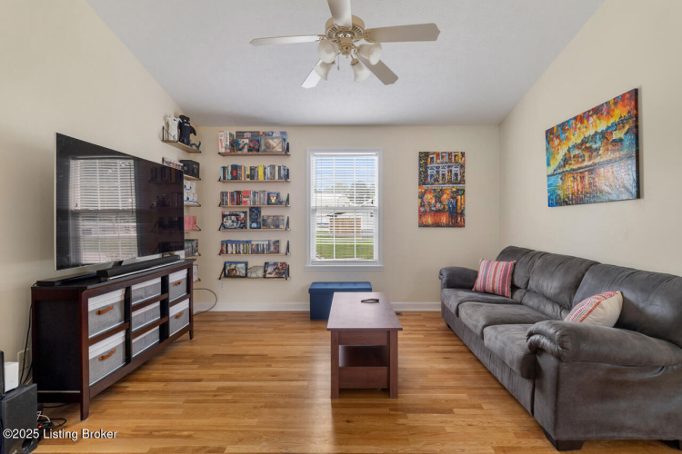 Listing Image 4