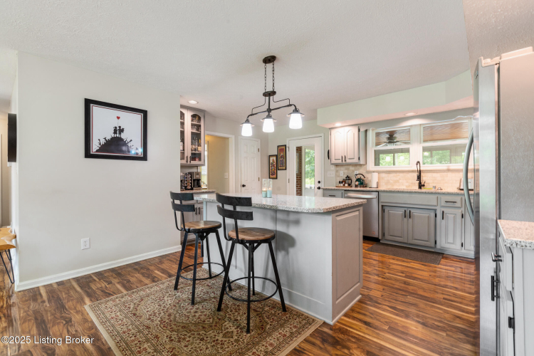 Listing Image 10