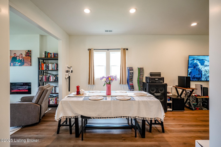Listing Image 16