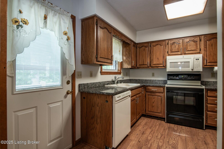 Listing Image 16