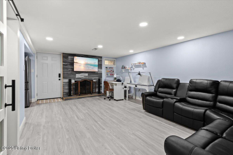 Listing Image 22