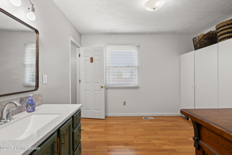 Listing Image 24