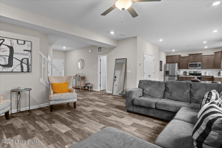 Listing Image 10