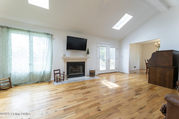 Listing Image 5