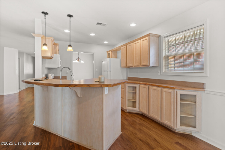 Listing Image 16