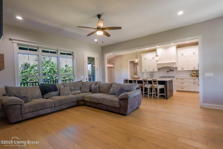 Listing Image 9