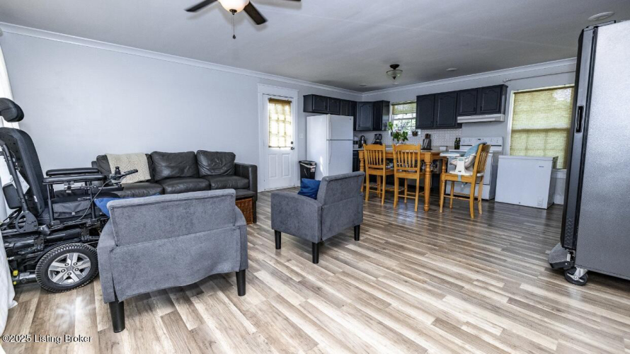 Listing Image 5