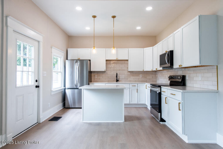 Listing Image 10
