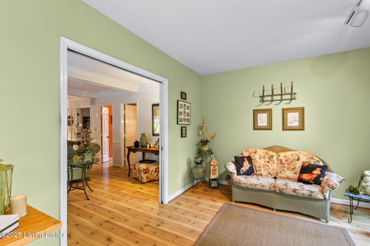 Listing Image 12