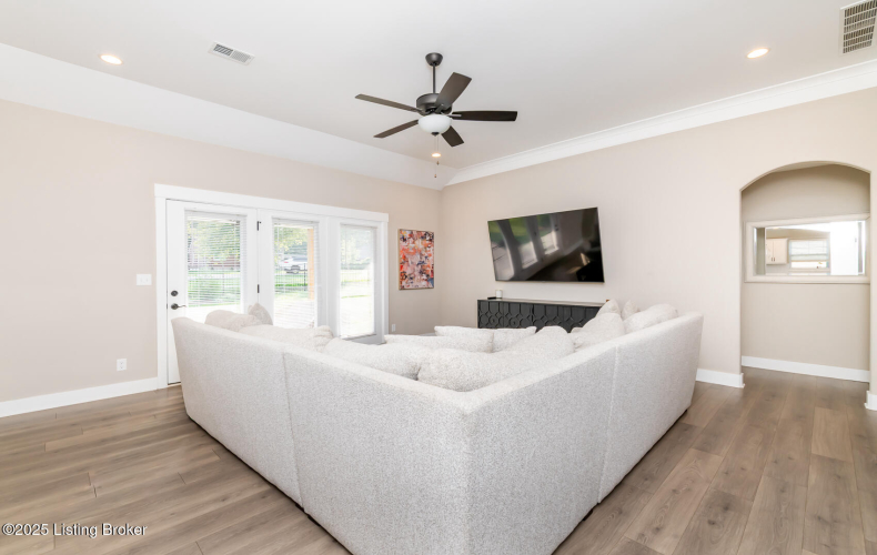 Listing Image 12