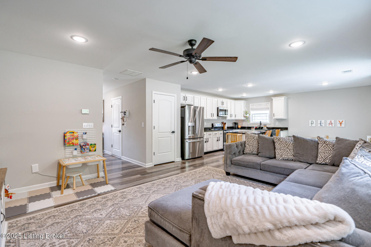 Listing Image 15