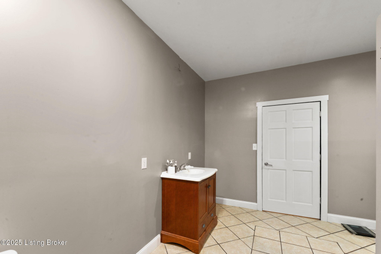 Listing Image 24