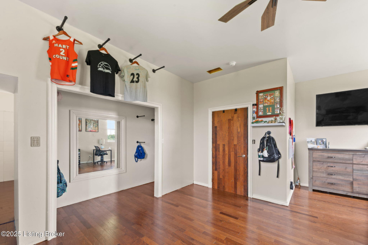 Listing Image 80