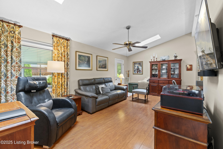 Listing Image 6