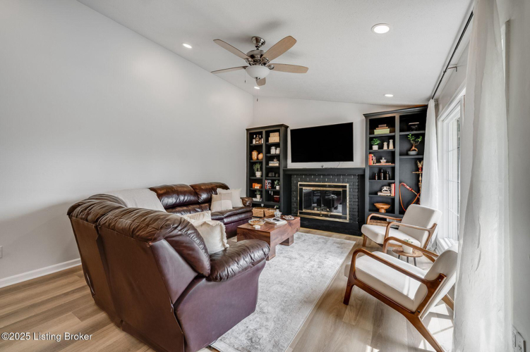 Listing Image 9