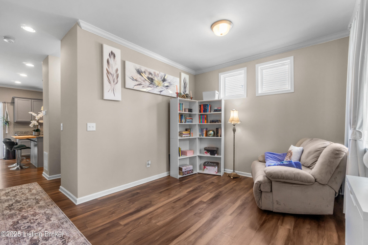 Listing Image 4