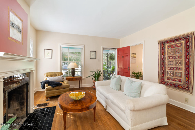 Listing Image 4