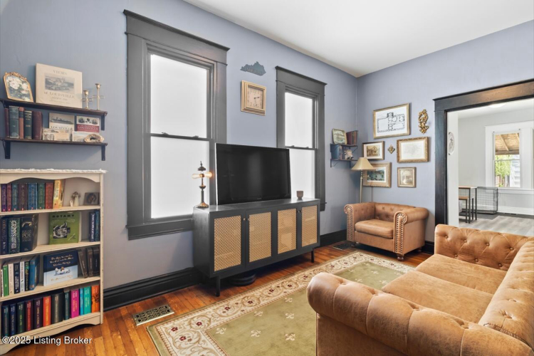 Listing Image 4