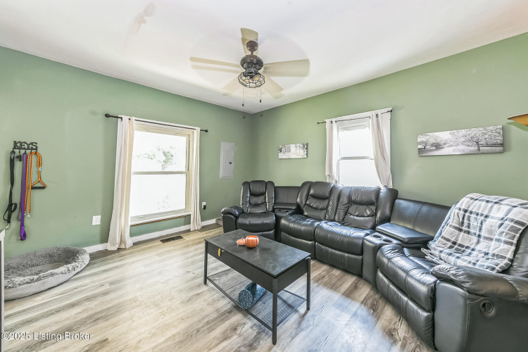 Listing Image 8