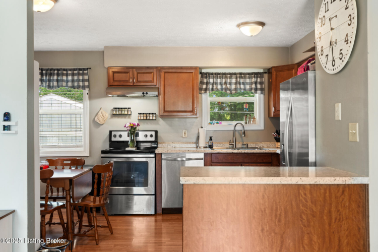 Listing Image 4