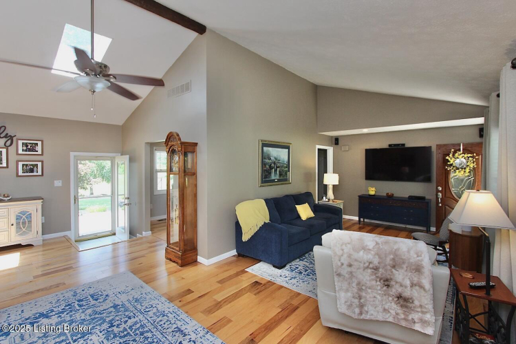 Listing Image 5