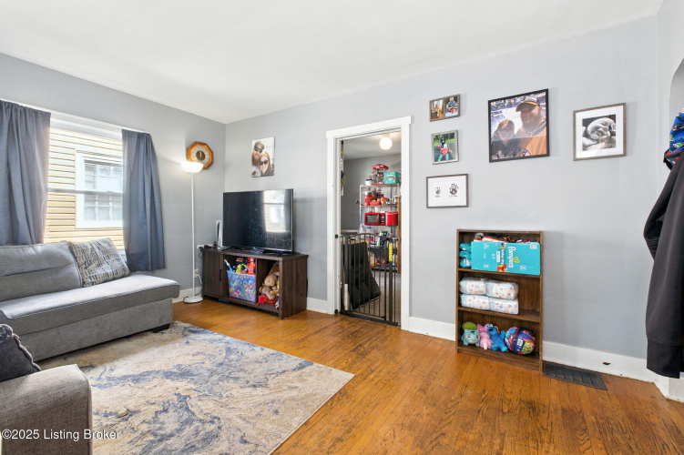 Listing Image 4